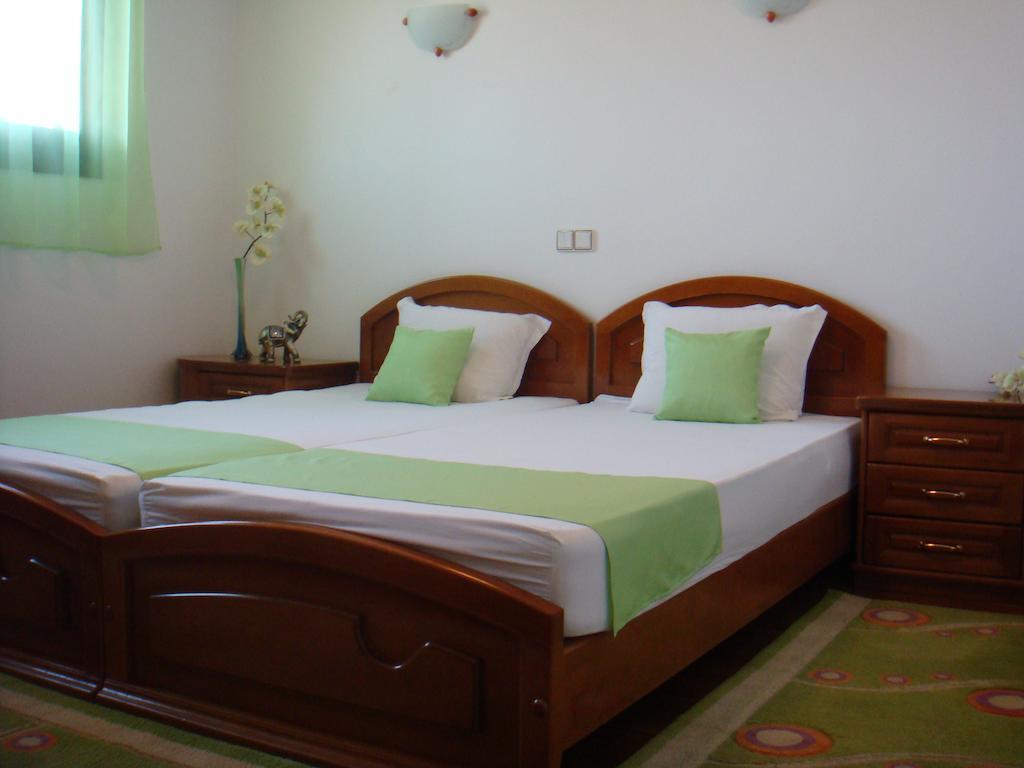 Family Hotel Elegance Arbanasi Rum bild